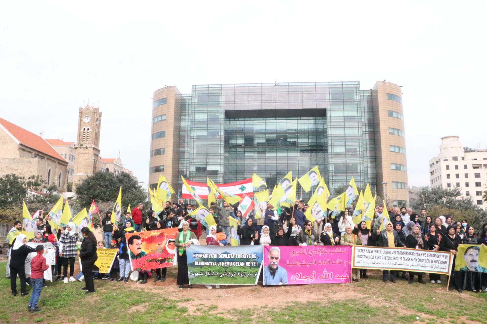 في ذكرى اعتقال أوجلان... وقفة لحزب العمال الكردي في بيروت